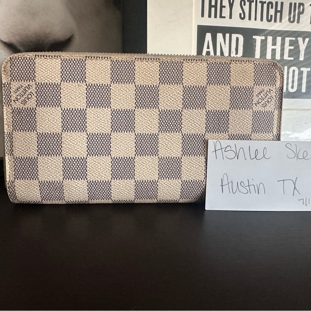 Authentic Louis Vuitton Zippy wallet Damier Azur.